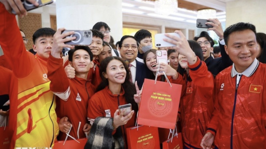Prime Minister commends Vietnamese students winning international prizes